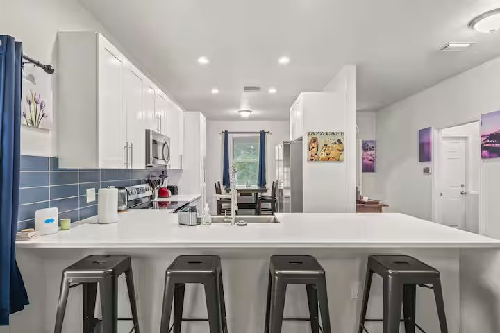 Kitchen and dining area at Chelsea Inn